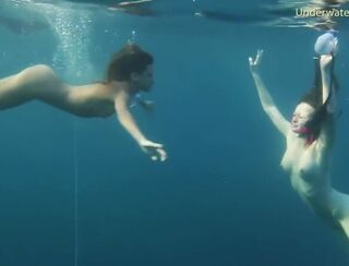 Bare femmes swimming